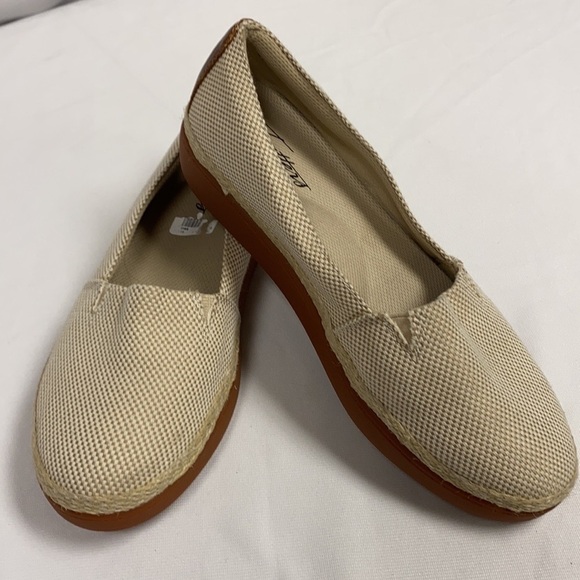 Trotters Tan Flats - Picture 1 of 4